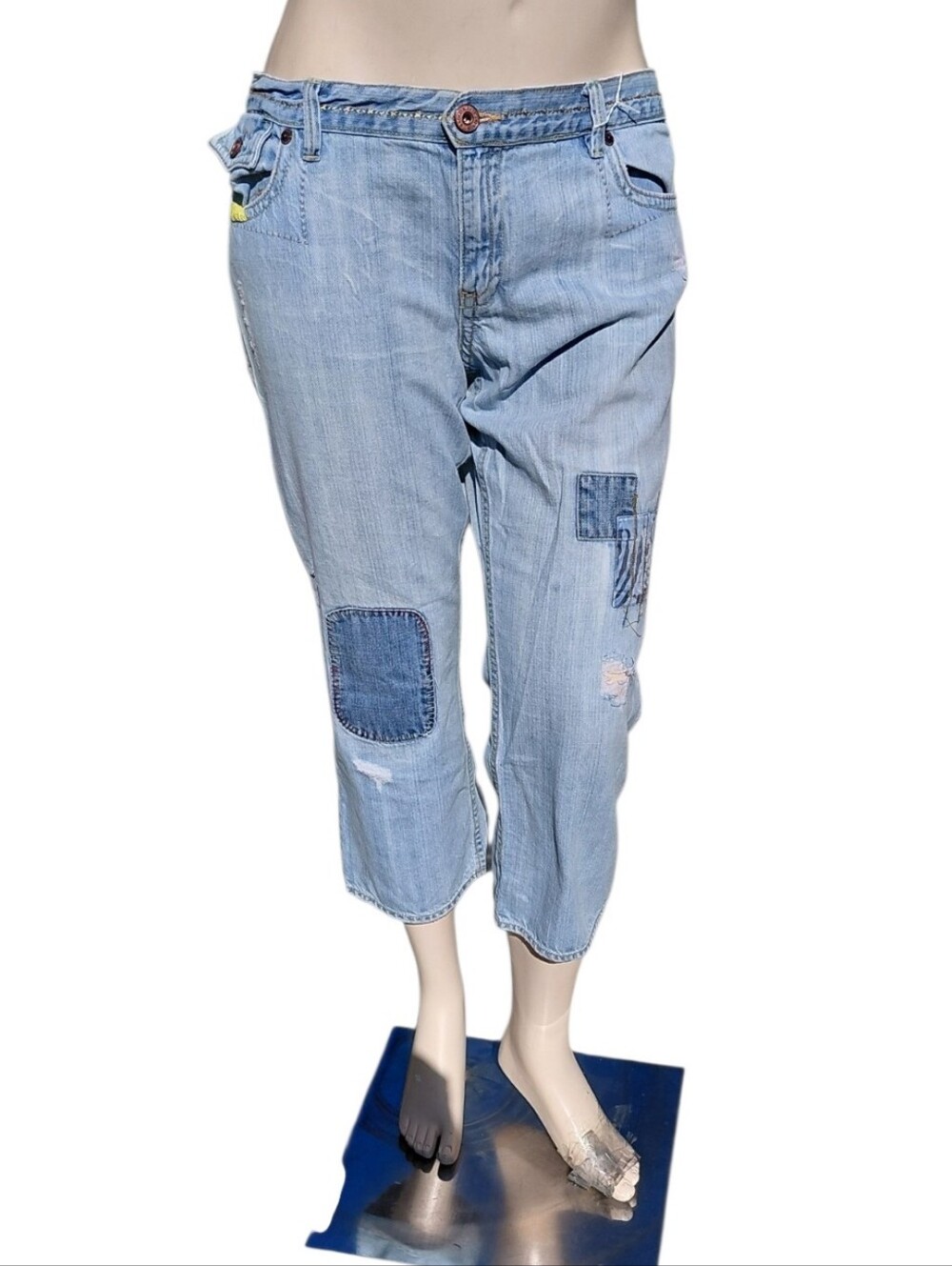 8321...Old Navy Light Blue Cropped Jeans Size 18. W38" 23" Inseam 9" Rise